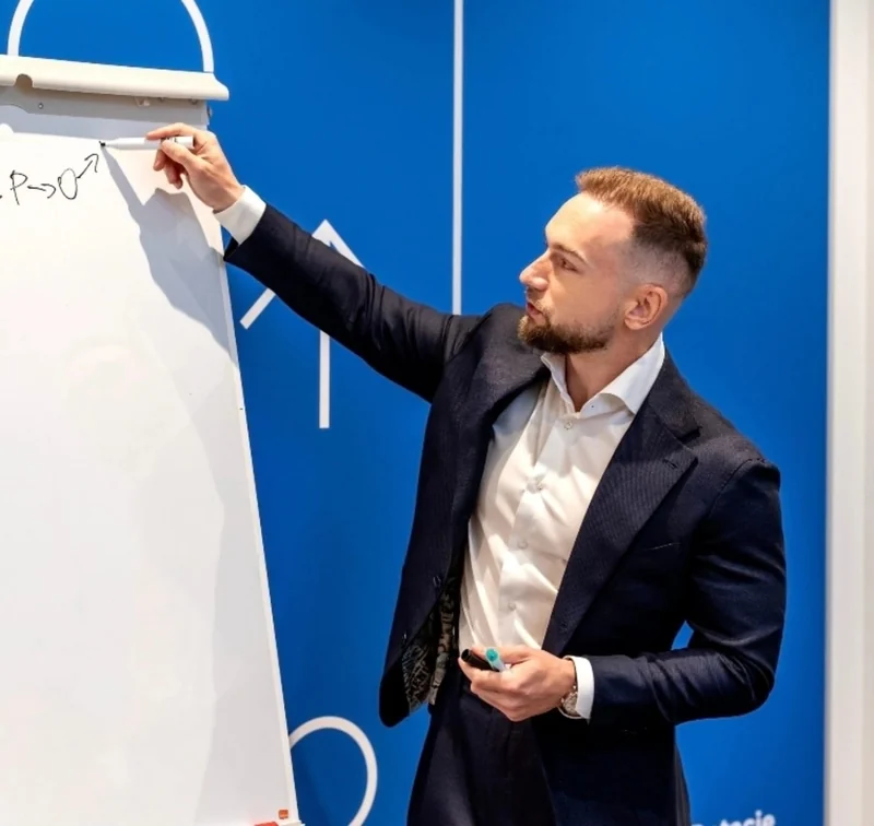 Marcin Bielicki tłumaczy zagadnienie przy flipcharcie